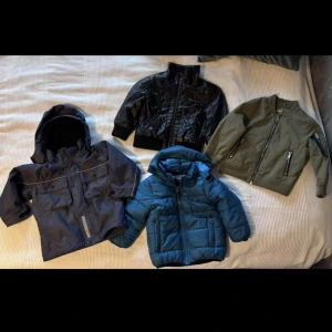 Jackor stl 92 och 98 - Marinblå, Polarn och pyret, stl 92. 100 kr. Blå dunjacka, HM, stl 92. 50 kr. Svart skinnjacka, stl 92, 100 kr. Grön, HM, stl 98. 50 kr.  200 kr för alla