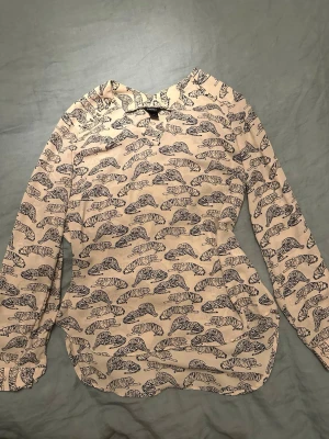 Blus  - Så snygg och cool blus från Lindex 