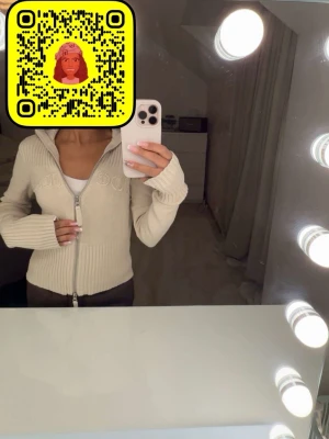 Beige ribbad hoodie med dragkedja - Säljer en beige ribbad zip kofta ish, strl S men liten i strl. Bara använt 1 gång. 