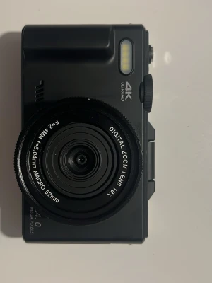 Digital kamera  - Kompakt digitalkamera med 4K Ultra HD-video, 40MP, 18x digital zoom och vridbar skärm – perfekt för vloggning. Levereras med tillbehör: 2 batterier, laddkabel, SD-kort, handledsrem och väska. Kameran är i mycket fint skick utan synligt slitage.