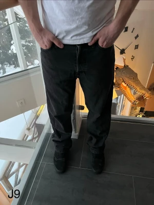 Svarta Jack & Jones jeans  - Säljer ett par svarta Jack & Jones jeans med Losse/Eddie passform. Hör av er vid minsta funderingar!