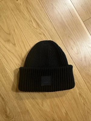 Acne studio mössa - En svart acne studio mössa i mycket bra skick, inte använt den en enda gång eftersom jag inte tyckte jag passa i den.