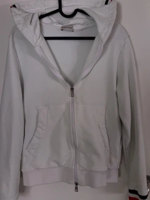 Moncler zip up  - Zip up tröja billigt o snabbt för dig som behöver en hoodie osv inför kylan nfc o allt de finns med passar perfekt till alla lägen 