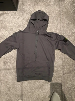 Stone island hoodie - Tjena! Säljer en tvär kattig stone island hoodie i grå färg. Knappt använt och i jättebra skick. Hojta till vid frågor och funderingar
