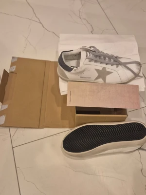 Goldenn Gose Superstarr - Säljer på grund av resell, helt nya aldrig använda. 