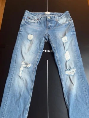 lågmidjade jeans med slitningar  - supersnygga jeans, lågmidjade och med slitningar. midjemått:38 innerbenslängd: 77