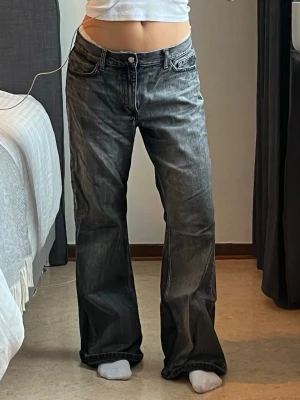  Snygga grå baggy jeans från Zara 💗✨ - Säljer dessa sååå himla fina jeans från Zara. Perfekt grå tvätt som bara blir snyggare ju mer de används!✨  Storlek 40, jag är ca 165cm och har oftast S, så de sitter riktigt snyggt baggy på mig! Ganska slitna med hål längst nere vid hälen men inget som stör tycker jag!🩷  Midja: 41cm Innerben: 81cm Benöppning: 28cm  Skriv för frågor eller fler bilder!💕💕