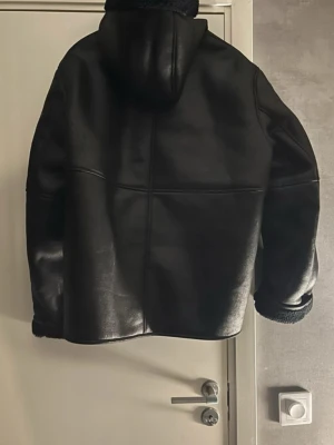 Svart jacka från arket  - .svart jacka från arket. 