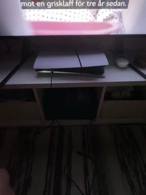 PlayStation 5 - Säljer en PlayStation 5 i fint skick med tillhörande DualSense-kontroll. Konsolen är välvårdad och fungerar utmärkt, inga synliga repor eller skador. Perfekt för dig som vill ha den senaste spelupplevelsen hemma!