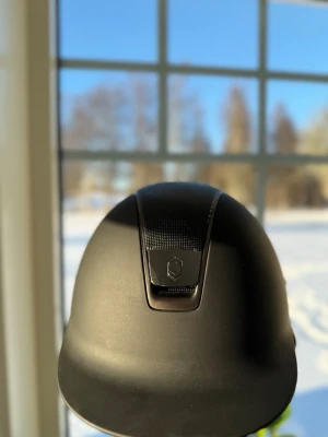 Samsheild ridhjälm  - Svart samsheildhjälm med liten skärm. Matt med glansigtopp. Storlek M(55-58).  Använd fåtal gånger på tävlingar  ( Ej avramlad med)  Ilägg och hjälmväska ingår.  Nypris ligger på 3000 - 4000kr.