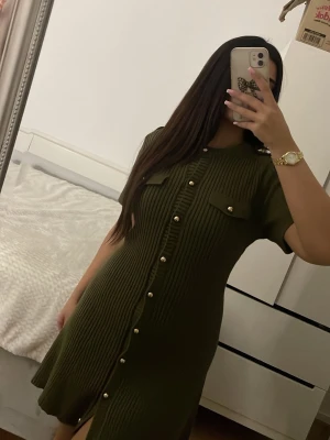 Klänning med gulddetaljer - Klänning från hm med guldknappar, storlek S använd en gång