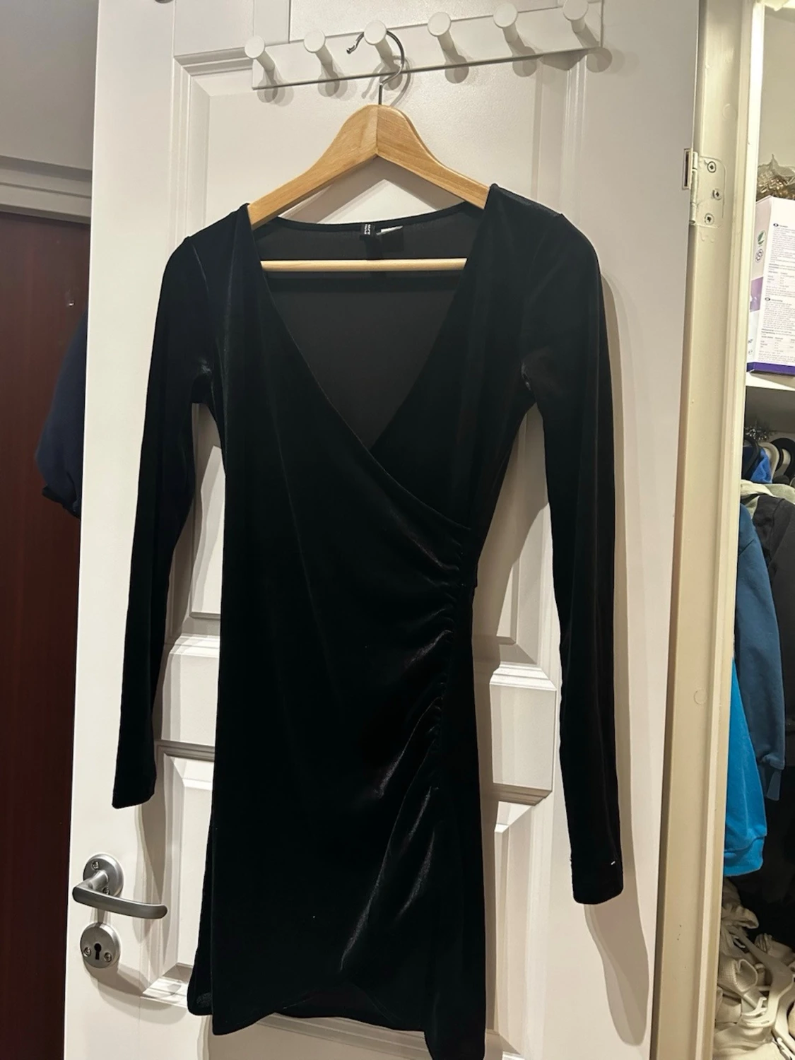 Svart sammetsklänning H&M omlott