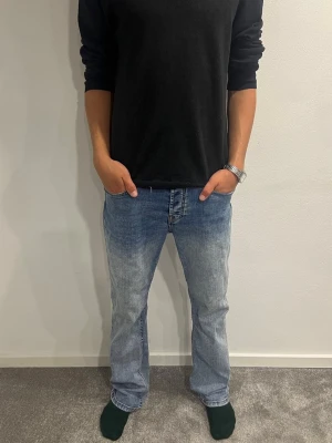 Montèn Jeans - Säljer ett par ljusblå Montèn jeans med klassisk rak passform och normal midja. Jeansen har fem fickor, subtila slitningar och kontrastsömmar på bakfickorna. Perfekta för en avslappnad look och tillverkade i mjukt bomullsmaterial. W30 L32