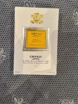 Creed Néroli Sauvage 50 ml - Lyxig parfym från Creed, Néroli Sauvage, 50 ml. Innehåller naturliga essenser och tinkturer av utvalda blommor, trä, kryddor och citrus. Skapad av Olivier Creed i Paris med tradition och kvalitet sedan 1760. Har massor i lager.