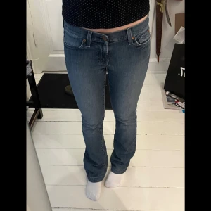 lowwaist bootcut jeans! - köpt secondhand men passade inte riktigt min stil! strl 26 från märket the north face💗💗 mycket bra skick!