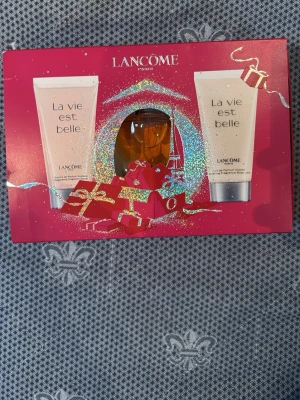 Ett set från LANCOME PARIS - Ett set som innehåller en parfym och två krämer.