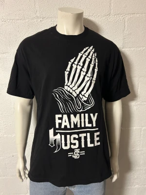 T-shirt Family Hustle XL - Lite använd T-shirt med Family Hustle. Storlek XL.