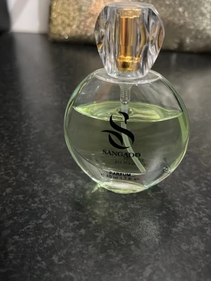 Sangado Parfum 50 ml - Elegant och stilren parfym från Sangado. Flaskan innehåller 50 ml (1.7 fl. oz.) och passar perfekt för dig som vill ha något unikt i din samling.