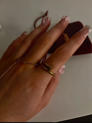 Guldig ring med kristaller - Säljer denna guldiga ring då den är för stor på mig💔 är i storlek 10 (25mm) kom privat för fler bilder💕 har en liten defekt ( sida 2) helt rostfri