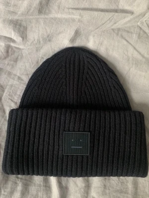 Acne mössa svart - Säljer min fina mössa! Köpt för 1700kr.
