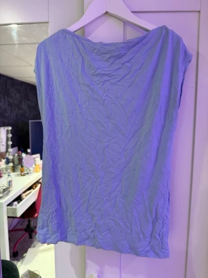 Ljusblå ärmlös linnetopp - En enkel och stilren ljusblå linnetopp med lös passform. 