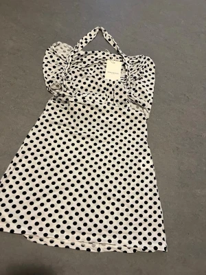 Miniklänning  - Prickig halterneck klänning🖤