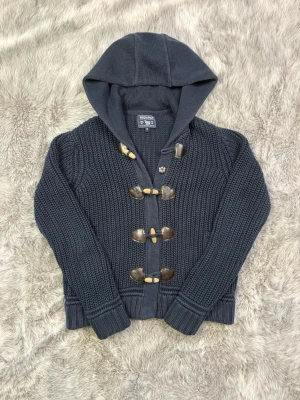 Woolrich Cardigan - Säljer denna sällsynta och mycket eftertraktade Woolrich cardigan | Storlek XS men står 12 på etiketten | Skick 8/10 | Vid eventuella frågor hör gärna av dig och erbjuder bra pris vid köp av bundle 😁✅
