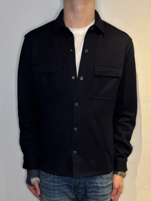 Massimo Dutti Overshirt  - Strl - L | Skick - 10/10 | Nypris - ca 1400kr | Vid minsta lilla fundering är det bara att höra av sig!