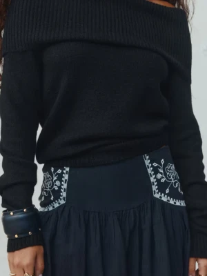 Svart offshoulder stickad tröja - Säljer en svart stickad tröja med offshoulder-design och bred ribbad kant upptill. Tröjan har lång ärm och en mjuk, skön känsla som passar perfekt till både jeans och kjol. Enkel men ändå snygg att styla upp.