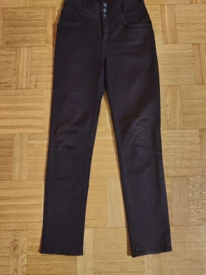 Mörkbruna Byxor, Stolek L - Byxor från varumärket Flash till salu, för kvinnor. Storlek 40/L, Nyskick aldrig använd. Mjukt material som gör det väldigt bekvämt.  PRIS KAN DISKUTERAS!
