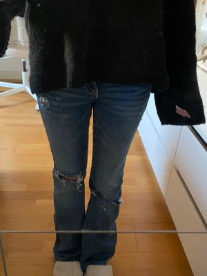  bootcut jeans med slitningar - jeans från gina young i storlek 146 tall säljer då de inte kommer till nån användning, finns inga defekter så i superfint skick! ❣️ pris kan diskuteras !
