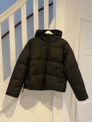 Tjock dunjacka  - Svart tjock dunjacka från NA-KD i storlek 36, i mycket bra skick!😊