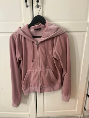 Rosa juicy couture kofta  - En rosa juicy couture kofta i storlek L. Jag är däremot mer en S/M och den passar bra på mig. Den har en liten skada längst ner på remmen. Färgen finns ej kvar att köpa i butik. 