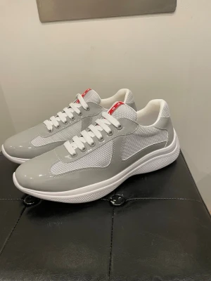 Gråa prada cups - Säljer ett par prada cups.nytt skick.fraktar samma dag🚚