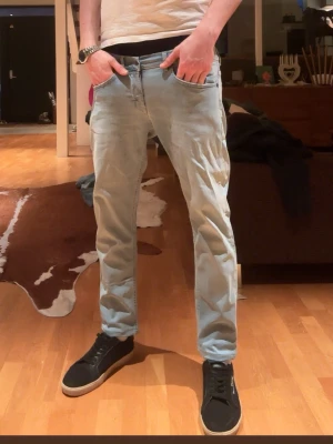 Dondup George 33 slitningar  - Dondup ljusblå med fabriks slitningar. Stl 33 skulle jag säga lappen i jeansen är borta men har mått. Midja 43 cm, längd 92 cm. hör av dig vid mer funderingar eller bilder!