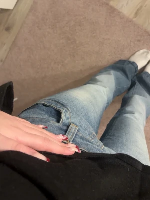 Blå jeans från Vero Moda - Säljer ett par ljusblå jeans från vero moda. Jeansen har klassiska fickor både fram och bak och en snygg knäppning i fram!! dom är lågmidjade