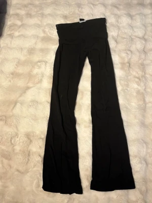 Yoga pants  - Säljer ett par yoga pants från Gina tricot i storlek xxs, dom är använda men dom är i okej skick, ett litet hål på benet på baksidan 🥰nypris 359kr 