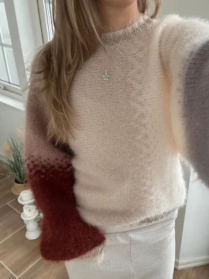 Stickad mjuk tröja  - En stickad tröja från Il Camerino i uppskattad storlek S/M. Extremt mjukt tyg! Jag fraktar inom 24h, frakt med PostNord prioriteras! Se liknande plagg i min profil!