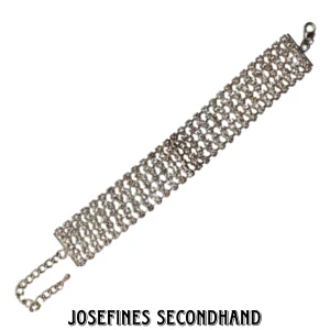 Diamant och silver armband - Silverarmband med diamanter/kristaller. Är i använt skick. Skickar med brev, frakt blir 15 kr.  Fri frakt vid köp av 3 eller fler smycken/accessoarer/smink prylar