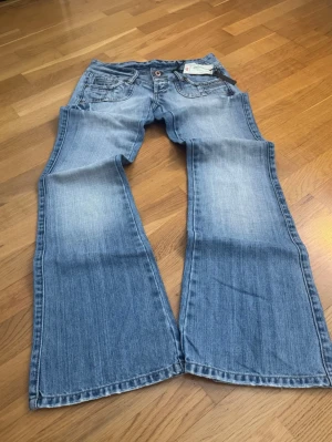 vintage jeans - lågmidjade jeans från märket sixty cent🙏skulle gissa på att de är xxs men här är måtten:  ytterbenslängd 96 cm, midja 36 cm, benvidd 25 cm, lårvidd 25 cm, innerbenslängd 79 cm💘 är öppen för prisförslag!