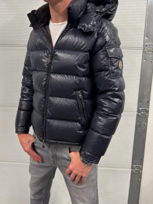 Moncler Maya size 3  - Moncler Maya size 3 motsvarar M/L den är i cond 9/10 väldigt bra skick. Färg navy blue. Självklart äkta och kvitto kommer med vid köp. Nypris 18 000kr 