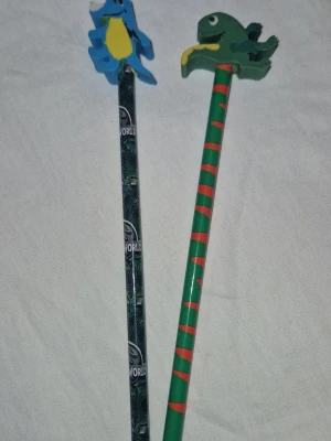 Pennor - Dinosaurie pennor med roligt sudd på ovansidan. 