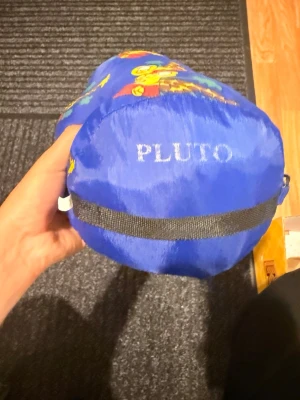  Sovsäck / kläder -  Hej, har rensat ut min garderob säljer barn sovsäck som tar plats i garderoben och kläder som är för små och använder inte de längre och tar plats i garderoben  Därför jag säljer dem här ute