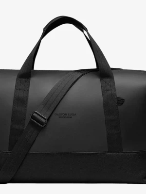 Svart duffelväska Gaston Luga - Snygg och stilren svart duffelväska från Gaston Luga. Väskan har justerbar axelrem och bärhandtag, perfekt för gymmet eller weekendresan. Tillverkad i slitstarkt syntetmaterial med minimalistisk design och diskret logga på sidan. Rymmer 25l