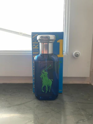 Big Pony Blue EdT 50 ml - Big Pony Blue EdT från Ralph Lauren är en fräsch och sportig herrdoft i en snygg blå flaska. Perfekt storlek på 50 ml som passar i väskan eller gymbagen. En ikonisk parfym för dig som vill sticka ut med stil 45 ml kvar då jag redan har parfymer som jag använder. 6 månader gammal.