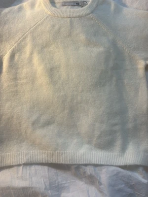 Vit stickad tröja från 157 - Säljer en super fin vit stickad kortärmad tröja från lager 157,tröjan är helt oanvänd med prislappen kvar🩷