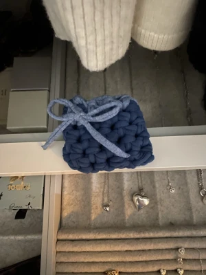 Handgjord blå virkade AirPods fodral - Supersöt litet AirPods Pro 2 fodral i virkad design, handgjord i två olika blå nyanser. Tajt åtsittande i modellen (Airpodsen riskerar inte att åk ut). Mjuk i materialet och fin. Går jättebra att ta med i väskan, utan att oroa sig för att airpodensen ska gå sönder. (Finns matchande väska till detta fodral i föregående annons, sålänge den inte är såld!) 