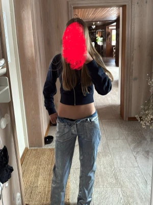 Silvriga raka jeans  - Säljer ett par unika silvriga jeans som e vaxade och glitter/silvriga med raka ben. Byxorna är mid waist men jag brukar vika ner dom men funkar utan oxå. och klassisk femficksmodell. Materialet är jeans med en glansig yta som verkligen sticker ut. Perfekta för dig som vill ha något annorlunda och trendigt.