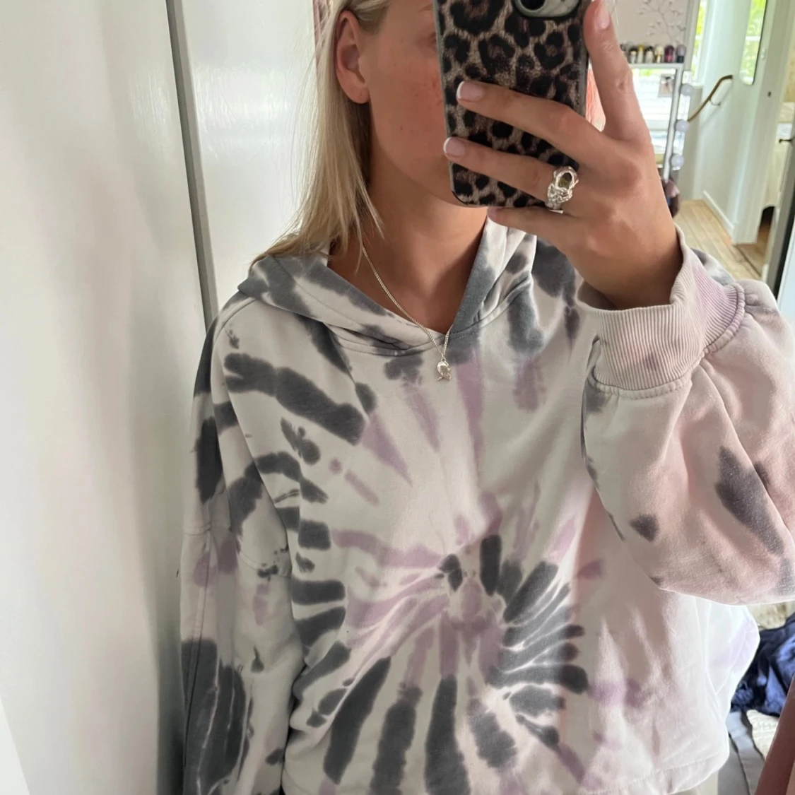 Oversized hoodie med batikmönster