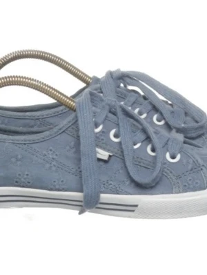 Blå sneakers från Pepe Jeans - Snygga blå sneakers från Pepe Jeans med broderade blommor och vita snören. Skorna har en klassisk låg profil, rund tå och vit sula med blå rand. Perfekta för dig som vill ha en casual men ändå unik look.